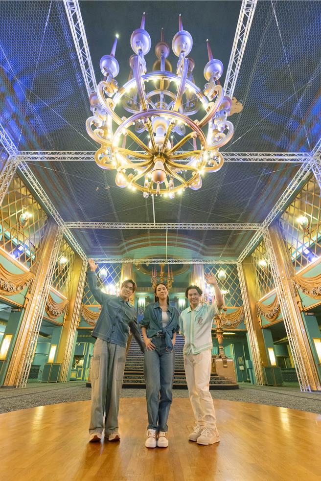 告五人到巴黎女神遊樂廳開唱，是首位在此開唱的華人樂團。（相信音樂提供）