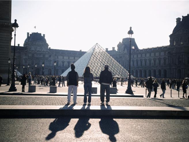 告五人趁巡演空檔造訪巴黎羅浮宮朝聖藝術珍寶。（相信音樂提供）