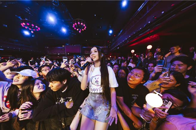 告五人犬青被歌迷熱情包圍。（相信音樂提供）