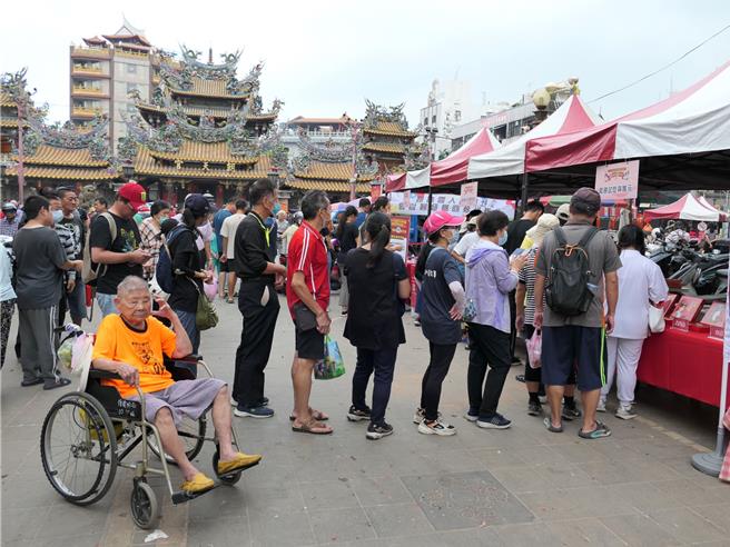 「2024云林县北港国际糕饼麻油节」27日在北港朝天宫广场登场，匯聚地方传统美食、文化体验与游客互动活动，5000份麻油鸡与各式糕饼免费试吃，吸引大批民眾大排长龙。（张朝欣摄）