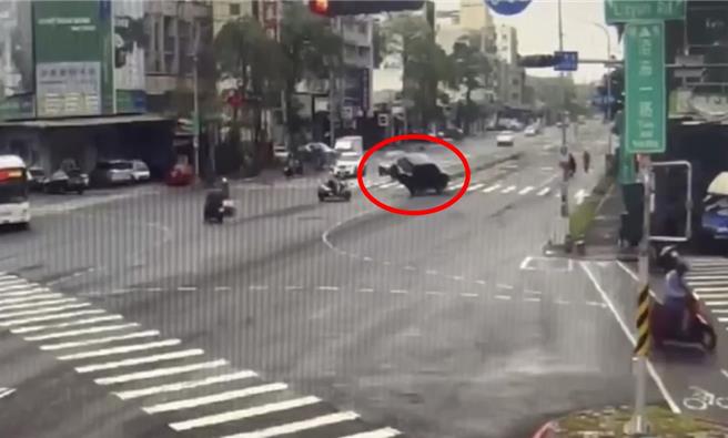 小客車轉彎時撞上庇護島。（翻攝照片／洪靖宜高雄傳真）