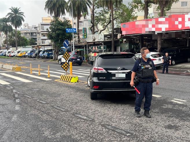 小客車轉彎時撞上庇護島。（翻攝照片／洪靖宜高雄傳真）
