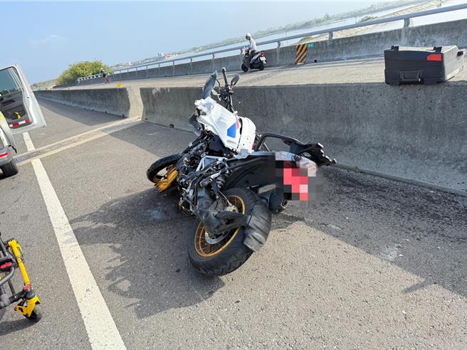 张姓男子骑重机今天在嘉义县台61线快速道路北上265.8K处东石段附近撞死，重机倒地。（嘉县消防局提供／廖素慧嘉县传真）