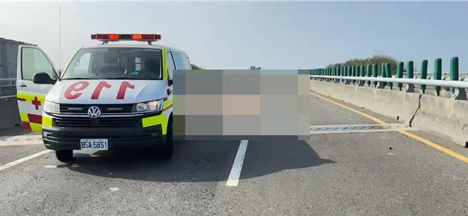 张姓男子骑重机今天在嘉义县台61线快速道路北上265.8K处东石段附近撞死，消防局抢救无效。（嘉县消防局提供／廖素慧嘉县传真）