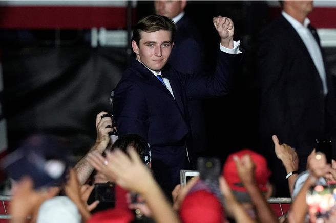 米勒将媒体策略的奏效，归功于川普的小儿子巴伦（Barron Trump），称「黄金收视率」多亏这位年轻人的独到见解。（美联社）