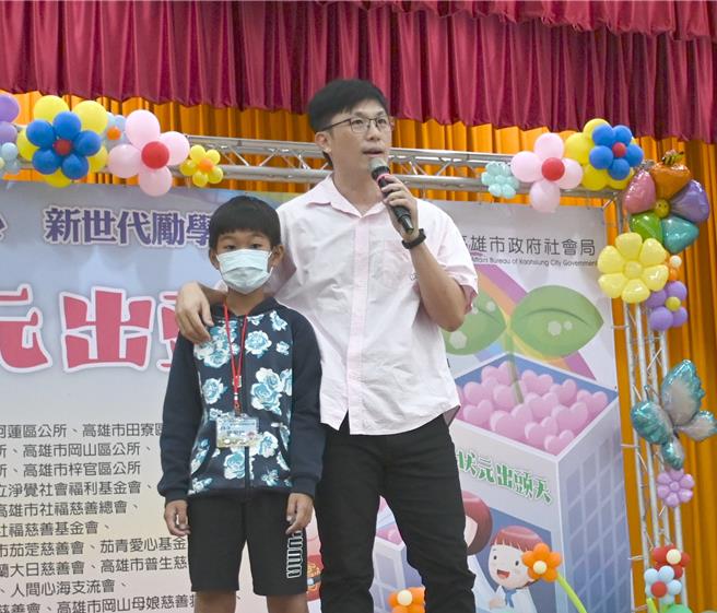 财团法人基督教芥菜种会社工师李效苗（右）27日发表演说，他希望亲子之间能多用爱沟通。（林瑞益摄）