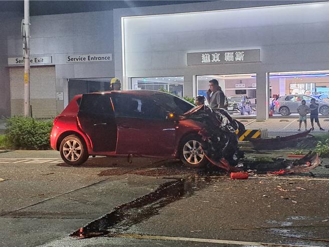 宜兰县五结乡光荣北路昨晚发生死亡车祸，1辆MINI Cooper高速衝过分隔岛，先后撞击对向车道的NISSAN及Mazda轿车，随即整辆车转一圈，3辆红车追撞成一团。（警方提供／吴佩蓉宜兰传真）