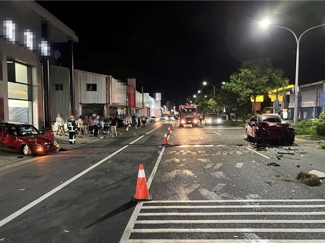 宜兰县五结乡光荣北路昨晚发生死亡车祸，1辆MINI Cooper高速衝过分隔岛，先后撞击对向车道的NISSAN及Mazda轿车，随即整辆车转一圈，3辆红车追撞成一团。（警方提供／吴佩蓉宜兰传真）