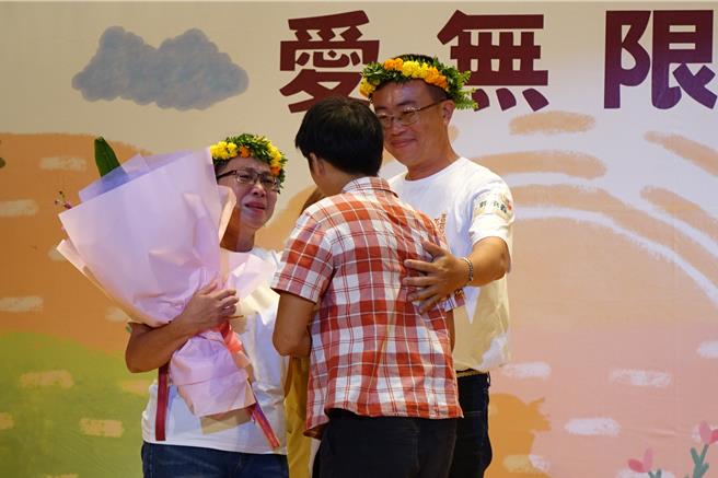 寄養媽媽郭梁秋香（左）淚流滿面，激動擁抱砂沙（中）。（羅琦文攝）