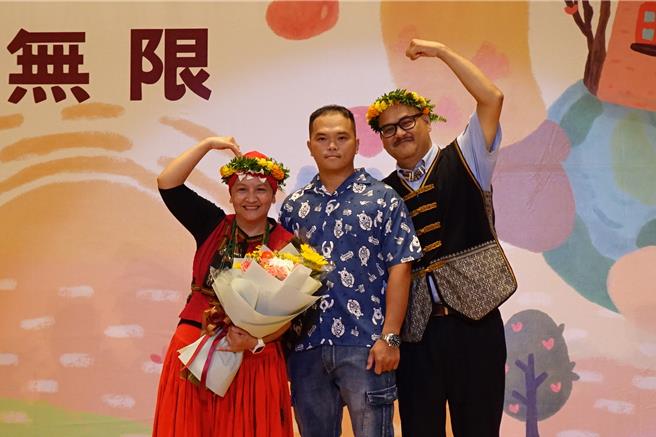 林姓軍人向寄養爸媽柯恩光（左）、杜素香（右）表達感謝之意。（羅琦文攝）