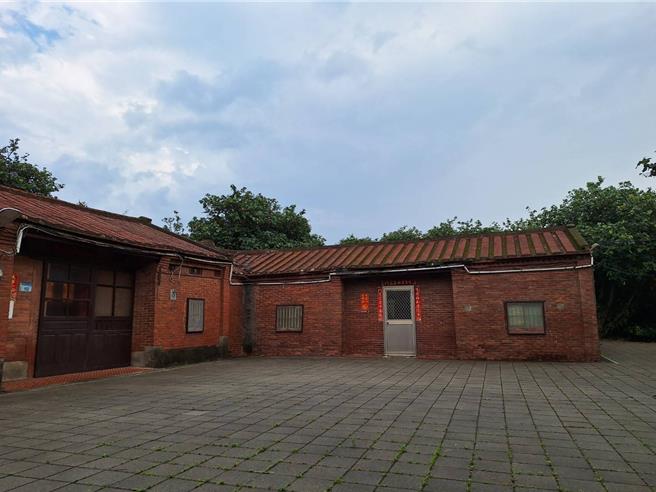 大園北港張家古厝位於大園區北港里，是自然地景草漯沙丘北側入口，背海面山，具地域的特色。（桃園市文化局提供）