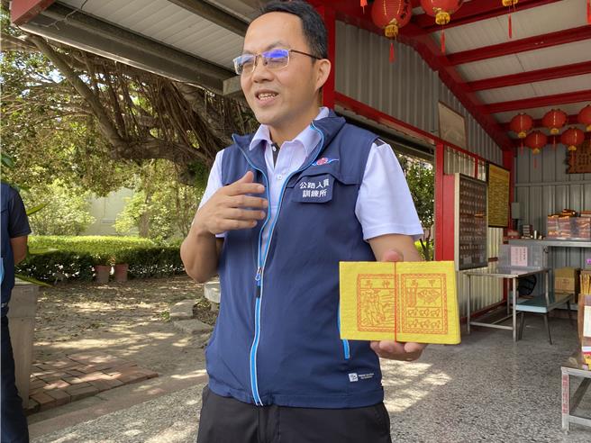 公路人員訓練所中部訓練中心主任講師葉昶亨說，該土地公廟偏好燒「甲馬金紙」。（蔡明亘攝）