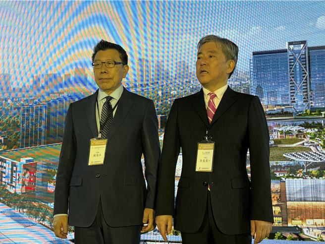 台中老牌百货广三SOGO的母公司广三崇光公司爆遭掏空18.9亿元，日籍负责人原岛荣一（右）涉为规避3.58亿元支付责任，伙同陈姓前副总和谢姓财务副理转移资产，台中地检署调查后，考量原岛与股东达成和解且已填补损失，近日依背信罪缓起诉3人。图为资料照片。（潘虹恩摄）