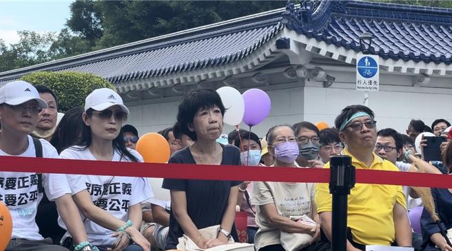 民眾黨今天下午在中正紀念堂旁愛國東路封街，舉行「賴政府，搞什麼鬼？」集結活動，民眾黨主席柯文哲妻子陳佩琪現身，激動落淚。（楊亞璇攝）