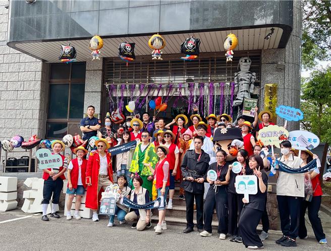 士林地院院长彭幸鸣扮演航海王中的鲁夫。（士林地院提供）