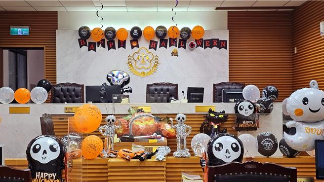 法院法庭布置成童话法庭提供小小法官奇幻冒险。（士林地院提供）