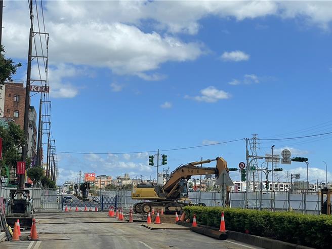 桃园市中坜体育园区滞洪池工程进行中，地方忧心工程恐造成邻损与噪音扰邻问题。市府新建工程处回应，同邻社区将纳入邻损鑑定范围，同时装设检测仪随时监控。（吕筱蝉摄）