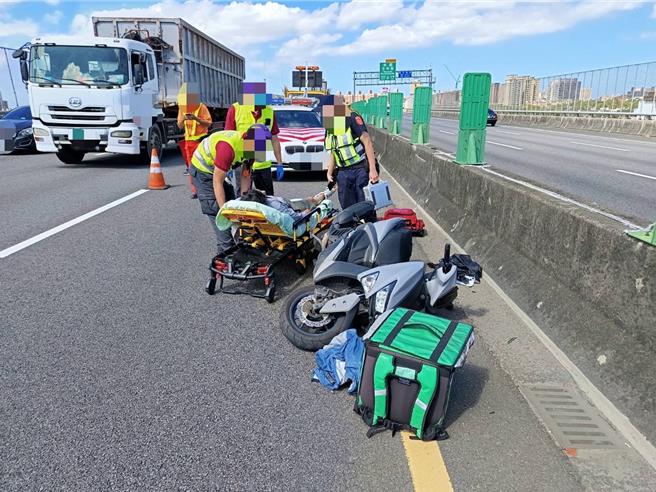 桃園1名機車騎士不慎騎上國道自撞護欄，所幸並無大礙。（警方提供）