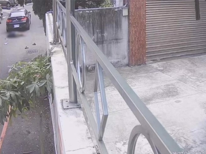 年约60岁男子27日上午9时多行经北屯路240巷与三光北一街108巷交叉路口遭黑色BMW撞上辗过，送医不治，汽车却逃逸，在环中路自撞变电箱落网。（民眾提供／潘虹恩台中传真）
