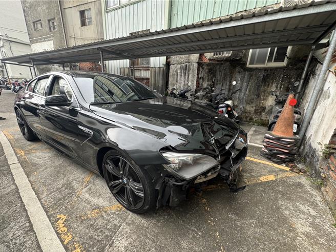 黑色BMW轿车27日上午9时5分行经北屯区北屯路240巷和三光北一街108巷的交叉路口，从后方撞上年约60岁男子，却未又将其辗过，