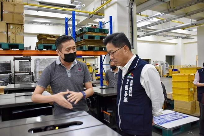 經發局長張峯源指出， 22家納管工廠已獲核准事業計畫辦理土地變更，他也都一一前往關心及輔導。（台中市府經發局提供）