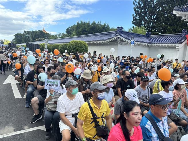 國會改革法案大多數條文被宣判違憲，立法院民進黨團幹事長吳思瑤封民眾黨立委黃國昌、國民黨立委翁曉玲及吳宗憲「違憲新三寶」，黃國昌反嗆，吳思瑤當立委自我角色認知錯亂。（楊亞璇攝）