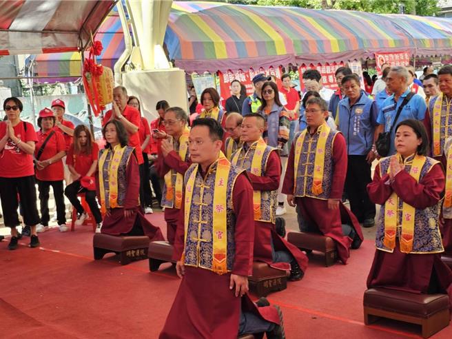 桃園市副市長蘇俊賓（中）代理桃園市長張善政今日出席「2024桃園媽祖昇天祭」。（姜霏攝）
