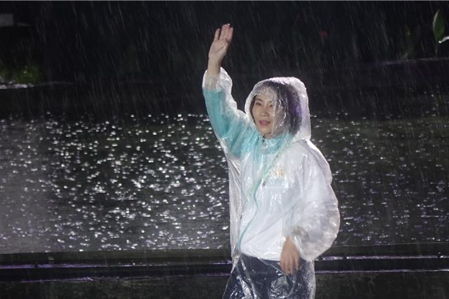 全民運動會昨晚在雨中開幕，地主屏東縣長周春米在雨中向大家揮手致意。（羅琦文攝）