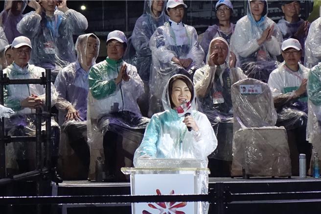 全民運動會昨晚在雨中開幕，包括總統賴清德等所有來賓都在雨中觀賞表演。（羅琦文攝）