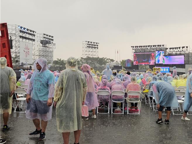全民運動會昨晚在雨中開幕，觀眾在雨中長達2、3個小時。（羅琦文攝）