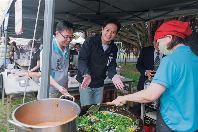 新竹市環保局27日舉辦低碳蔬食「吃在地、食當令」環境教育活動，代理市長邱臣遠（中）推廣原型食物的烹調方式。（新竹市政府提供／陳育賢新竹傳真）