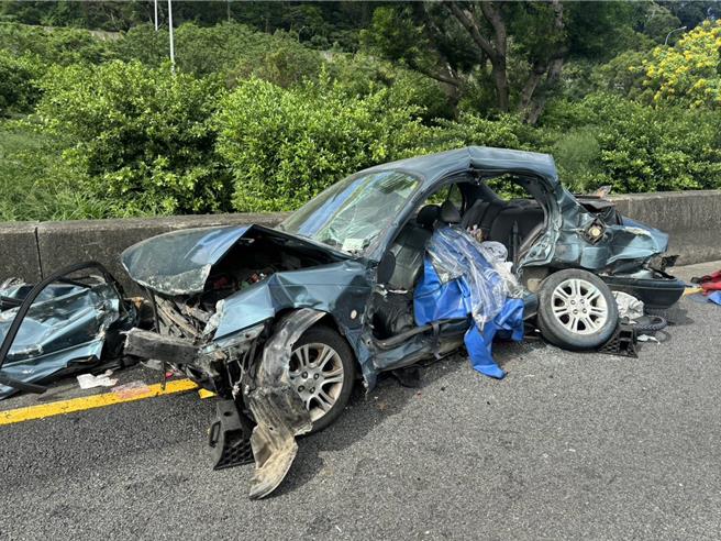 陳男國道1號林口段自撞後遭追撞，車子嚴重凹陷，陳男受困車內最終命喪國道。(翻攝照片／蔡依珍桃園傳真)