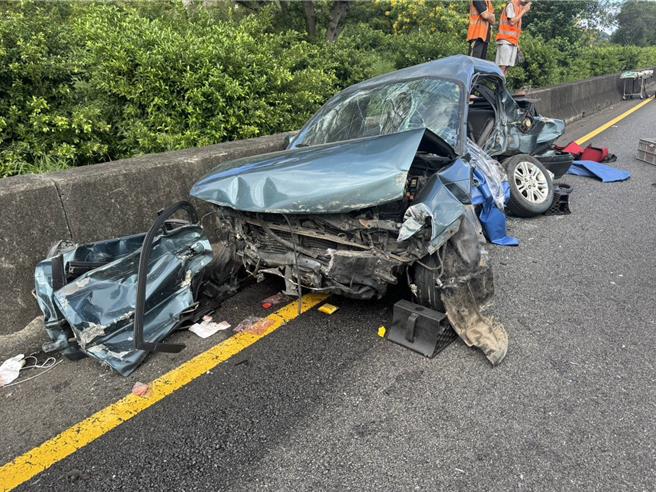 陳男國道1號林口段自撞後遭追撞，車子嚴重凹陷，陳男受困車內最終命喪國道。(翻攝照片／蔡依珍桃園傳真)
