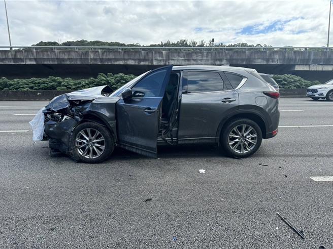 陳男國道1號林口段自撞後遭追撞，車子嚴重凹陷，陳男受困車內最終命喪國道。(翻攝照片／蔡依珍桃園傳真)