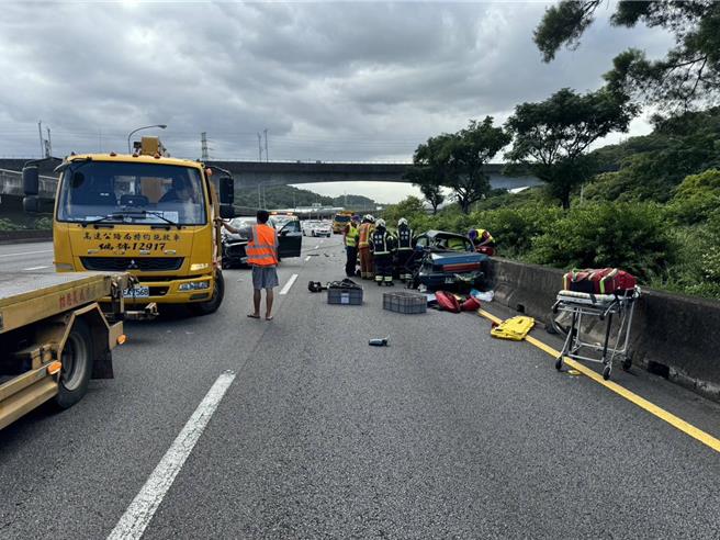 陳男國道1號林口段自撞後遭追撞，車子嚴重凹陷，陳男受困車內最終命喪國道。(翻攝照片／蔡依珍桃園傳真)