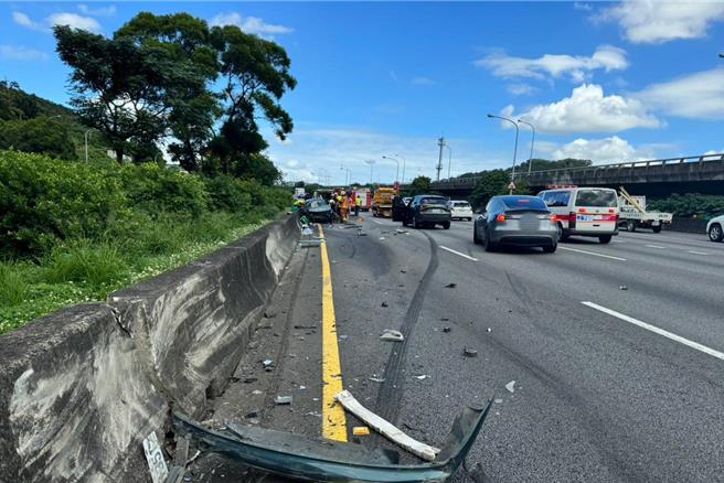 陳男國道1號林口段自撞後遭追撞，車子嚴重凹陷，陳男受困車內最終命喪國道。(翻攝照片／蔡依珍桃園傳真)