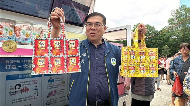 环境部长彭启明27日访台东，购入铝箔包制成的环保提袋。（蔡旻妤摄）