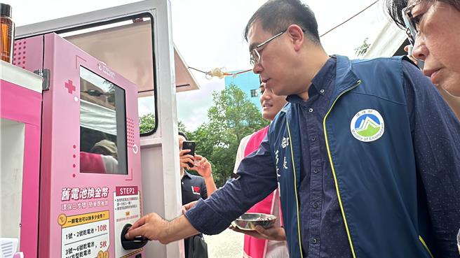 环境部长彭启明27日访台东体验「行动式智慧型回收车」TCAR回收废乾电池。（蔡旻妤摄）