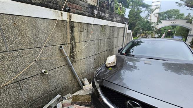 中埔某處社區的圍牆磚塊掉落砸損停在牆邊的轎車。（民眾提供／廖素慧嘉縣傳真）