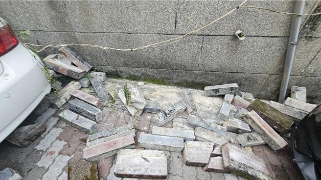 嘉義中埔連數起規模4以上地震傳災情，中埔某處社區的圍牆磚塊掉落。（民眾提供／廖素慧嘉縣傳真）