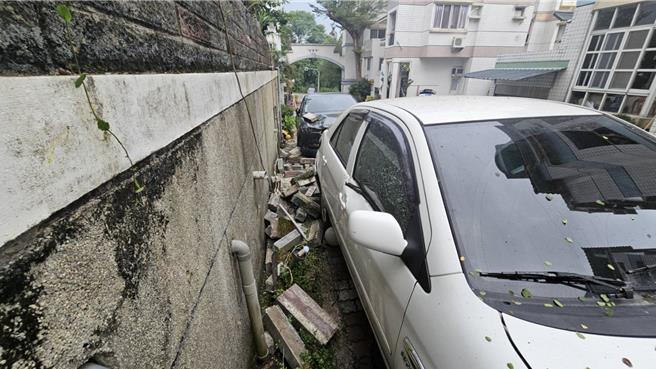 嘉義中埔連數起規模4以上地震傳災情，中埔某社區圍牆磚塊掉落砸損轎車。（民眾提供／廖素慧嘉縣傳真）