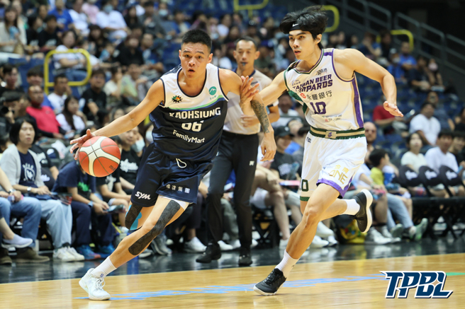 陈怀安(左)27日贡献14分、9助攻与4篮板。(TPBL提供)