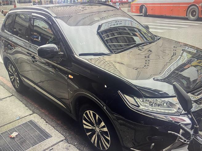 胡姓刺青男今下午闯百货停车场，跳上车顶咆啸乱踩，桃警压制强制送医。(翻摄照片／蔡依珍桃园传真)