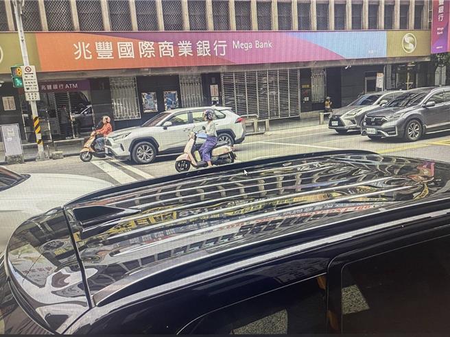 胡姓刺青男今下午闯百货停车场，跳上车顶咆啸乱踩，桃警压制强制送医。(翻摄照片／蔡依珍桃园传真)