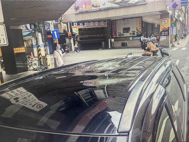 胡姓刺青男今下午闯百货停车场，跳上车顶咆啸乱踩，桃警压制强制送医。(翻摄照片／蔡依珍桃园传真)