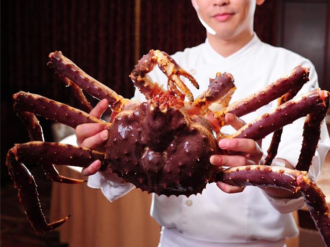 「潮品集．潮坊」新光A4店限定，「頂級帝王宴 活蟹4吃」，嚴選俄羅斯海域巨無霸2.2至2.5公斤帝王蟹，4吃饗宴1萬9800元起。（神旺潮品集提供／吳娮翎台北傳真） 