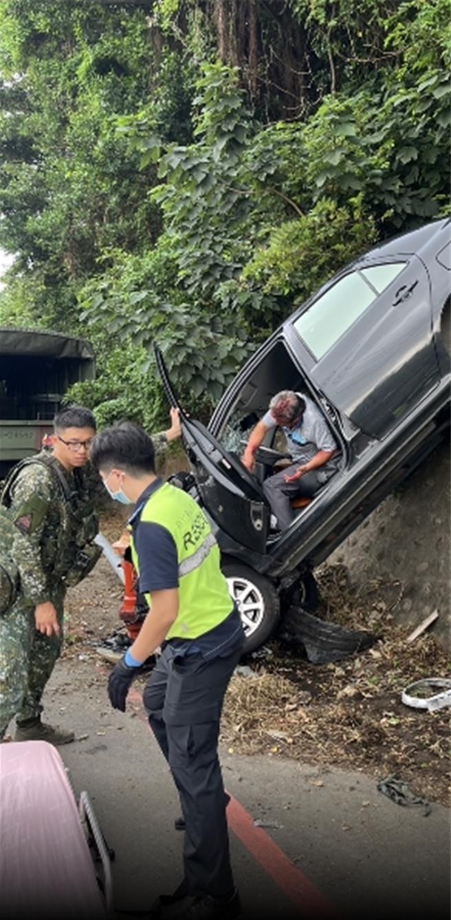 一辆民眾驾驶自小客车撞击军方交管人员，导致交管人员卡车底，驾驶也卡在车上动弹不得。（竹县消防提供／邱立雅竹县传真）