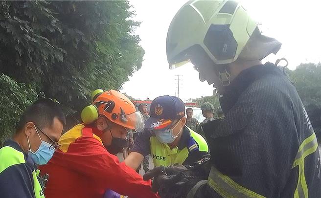 新丰乡松柏林路27日下午发生自小客车擦撞军方交管人员意外，消防队获报后已将两人送医，意识清楚暂无生命危险。（竹县消防提供／邱立雅竹县传真）