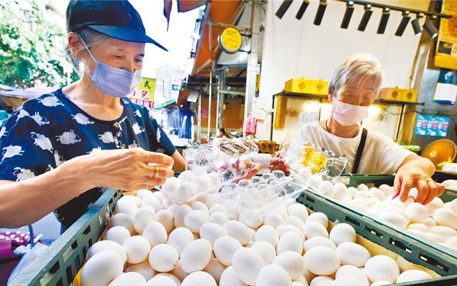 台北市蛋商公會27日宣布，28日、明天起雞蛋批發價從每台斤31元調漲至34元，產地價31日、下周四起從每台斤21.5元調升至24.5元，這是近2個月來首度調漲。（本報資料照片）