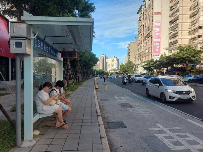 三井Outlet二馆旁的公车停靠站在动线重新安排及交管的引导下，不再被车潮阻挡。（张铠乙摄）